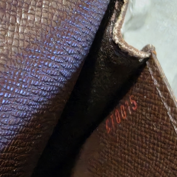 Louis Vuitton Holder - Picture 9 of 9